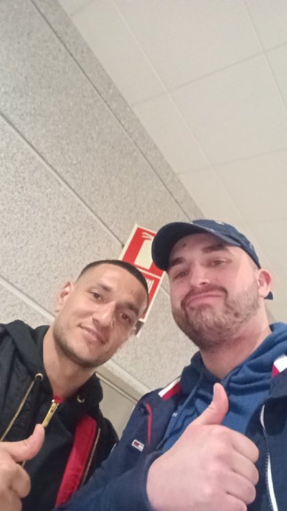 RandomLigue1's tweet image. J'arrive avec ma chérie a Porto, je sors des toilettes, c'était blindé 
Je sors les mains pas super propre et hop, l'ancienne star de mon LOSC ! 
Rony Lopes ! 

De @59Duyck