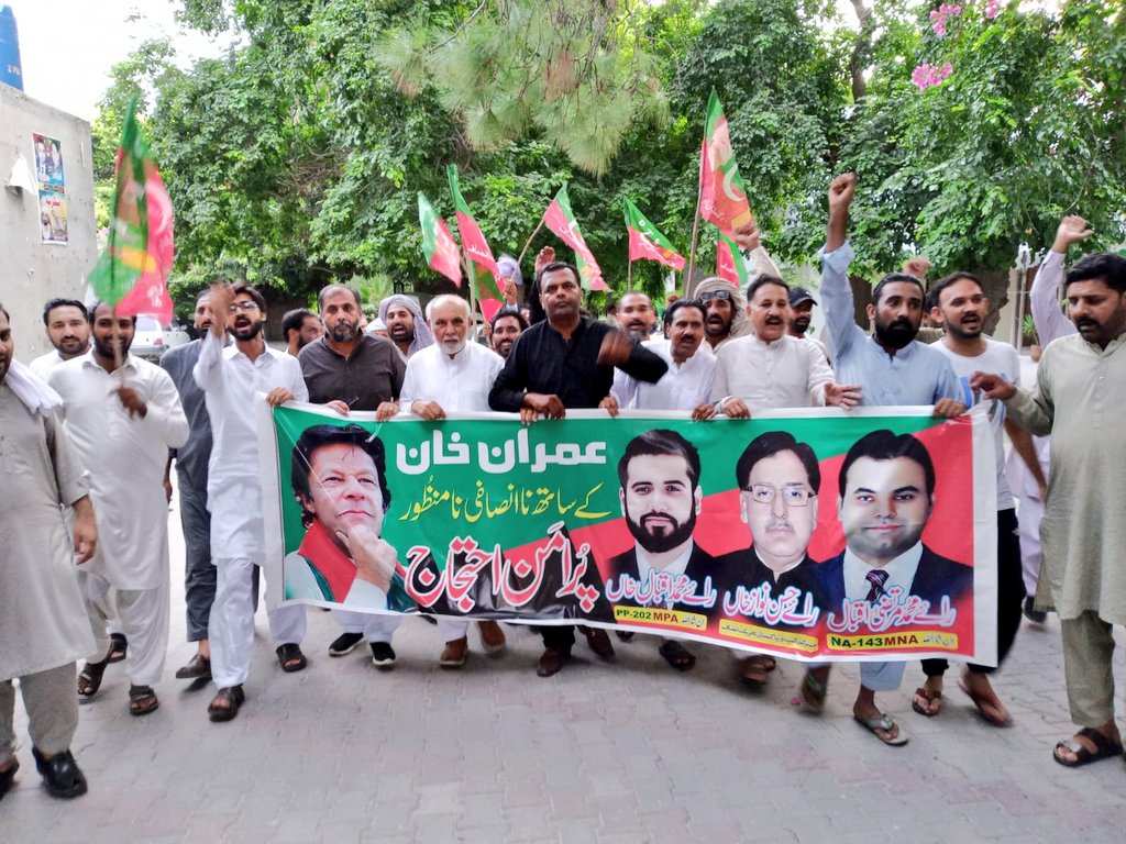 IKTodayPk's tweet photo. چیئرمین عمران خان کی غاصبانہ گرفتاری پر چیچہ وطنی میں رائے حسن نواز خاں، رائے مرتضی اقبال خاں، رائے محمد اقبال خاں کی ہدایت پر میجر غلام سرور کی قیادت میں ریلوے روڈ پر احتجاج ریکارڈ کروایا گیا https://t.co/NGTGblKJjD