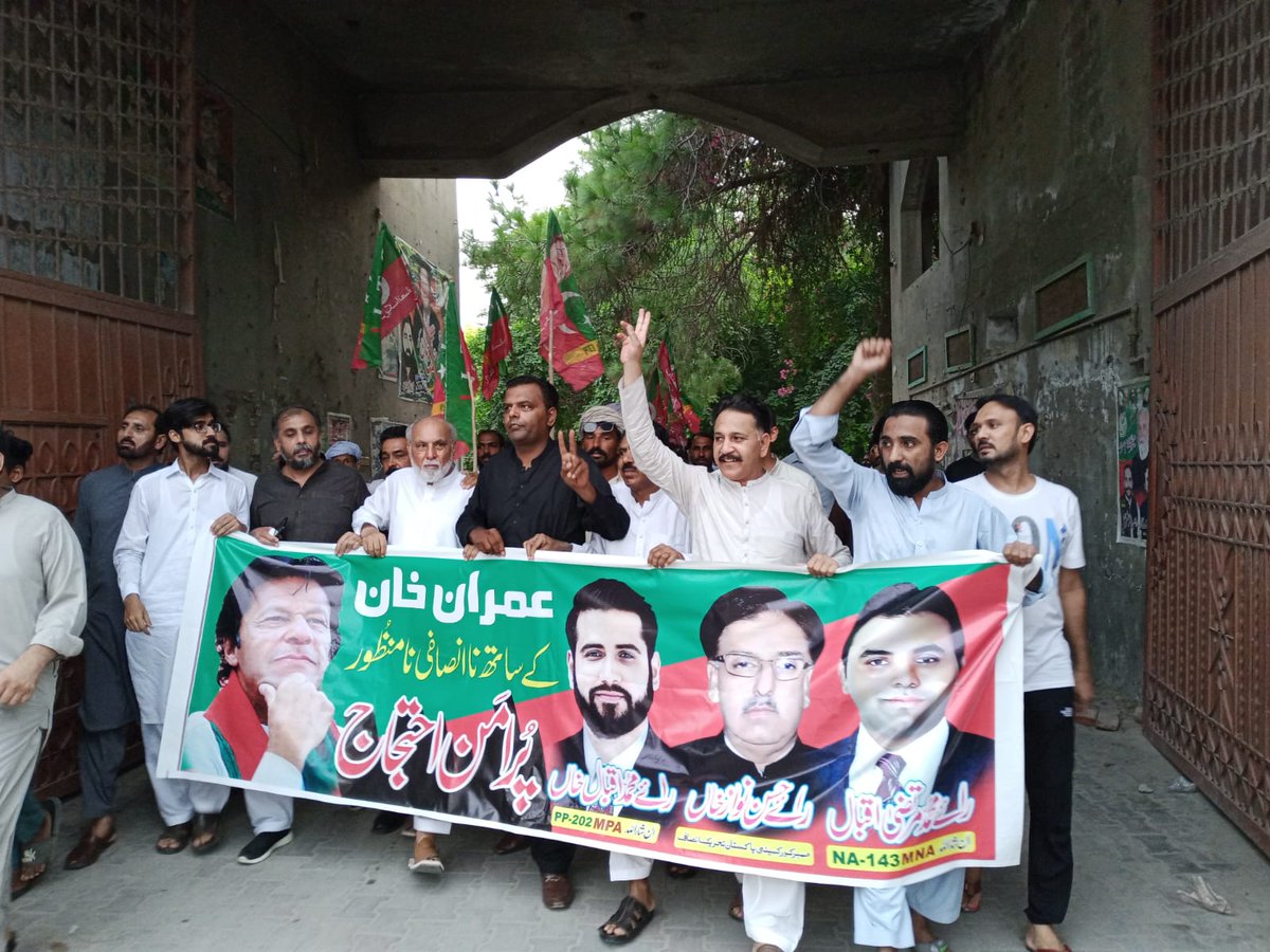 IKTodayPk's tweet photo. چیئرمین عمران خان کی غاصبانہ گرفتاری پر چیچہ وطنی میں رائے حسن نواز خاں، رائے مرتضی اقبال خاں، رائے محمد اقبال خاں کی ہدایت پر میجر غلام سرور کی قیادت میں ریلوے روڈ پر احتجاج ریکارڈ کروایا گیا https://t.co/NGTGblKJjD