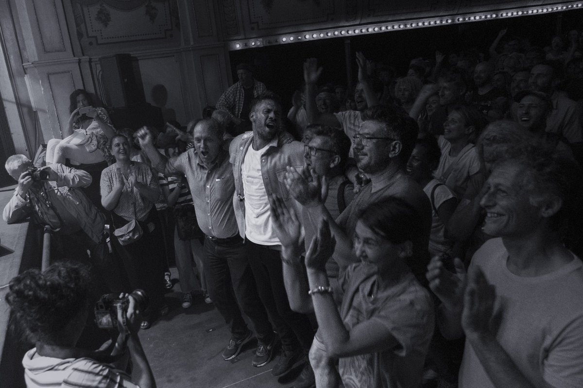 zeliee_'s tweet photo. il y a pile un an je découvrais @thomaskahnsound en Bretagne et il y a un mois il passait le soir où j'étais accréditée à Jazz à Vienne donc j'en ai profité https://t.co/mn90bfQKWR