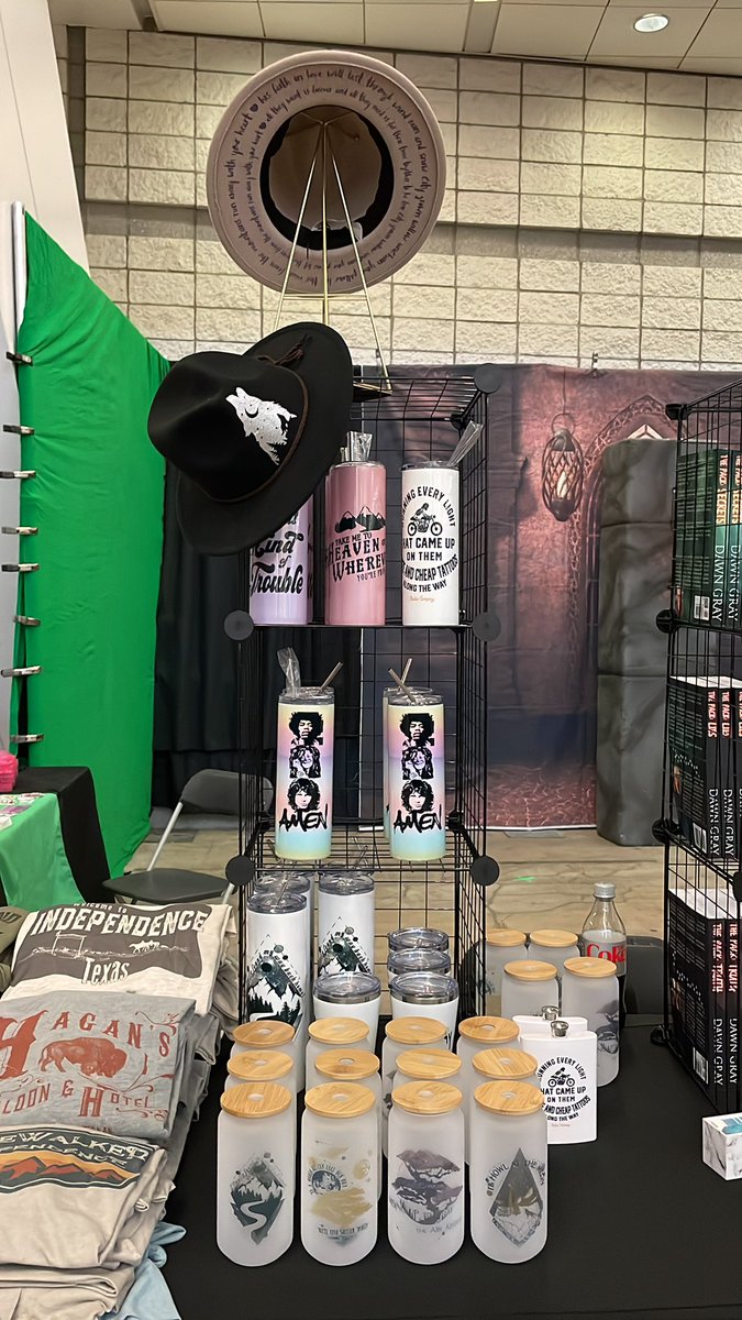 ShitAnnaMakes's tweet image. We’re all set up at #MomentoCon #shitannamakes #thortheimpala