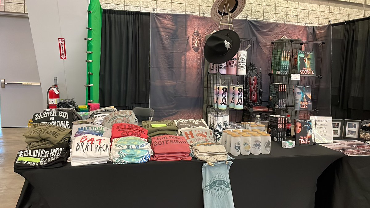 ShitAnnaMakes's tweet image. We’re all set up at #MomentoCon #shitannamakes #thortheimpala
