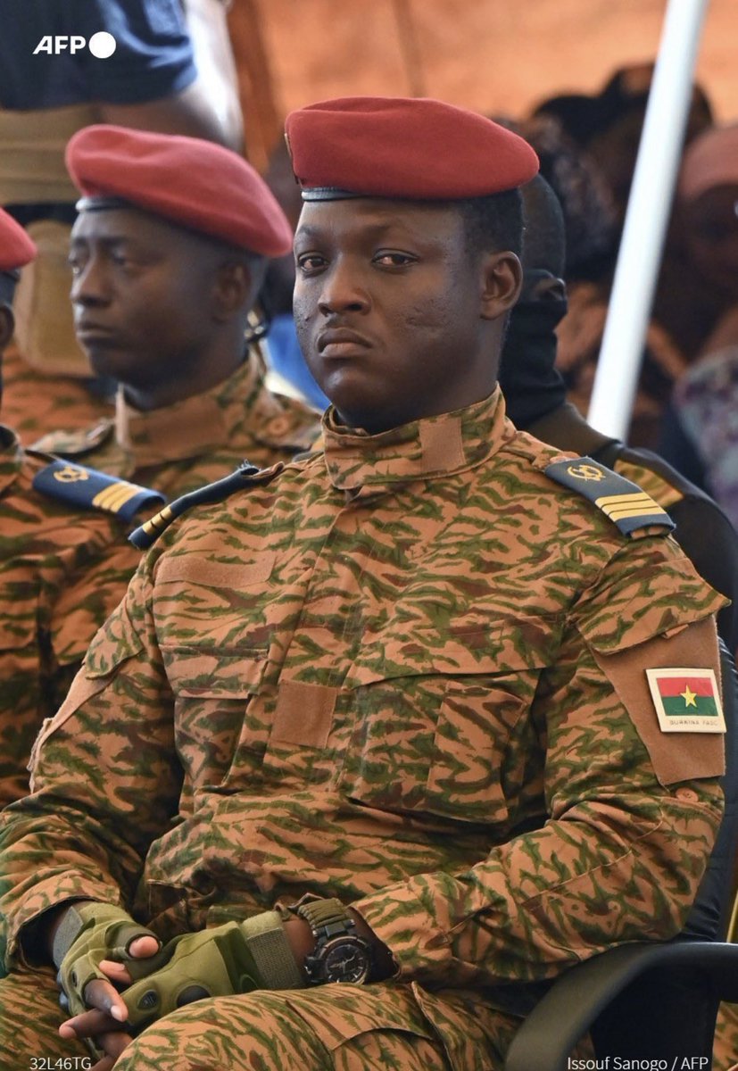 علي الرغم من صغر سنه ( مقارنة بباقي الرؤساء والملوك ) إلا  أن دائما الخيرة في الشباب .
Youth are the effective power in everything.