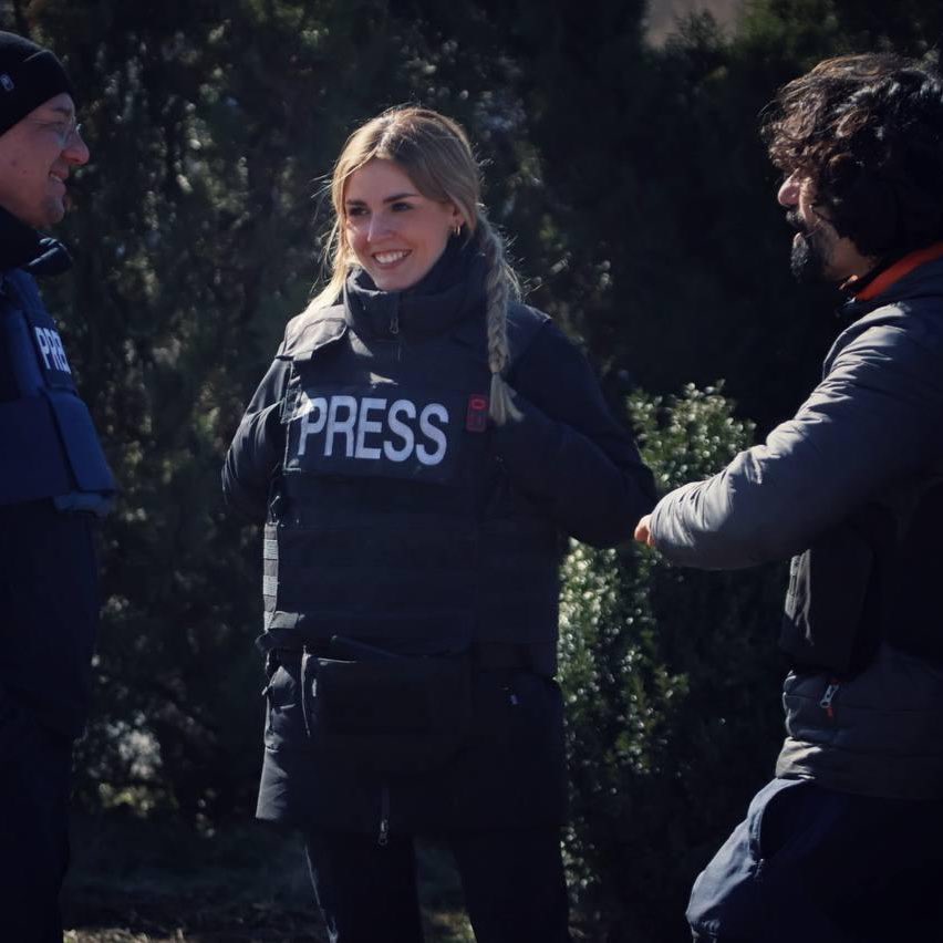 Hace casi año y medio tomé una decisión muy criticada y juzgada por unos y apoyada por muchos otros: coger una mochila e irme sola a #Ucrania . Llevo casi 8 años danzando de país en país para contar las historias de aquellos que lo necesitan. Es increíble ver como hace unos meses