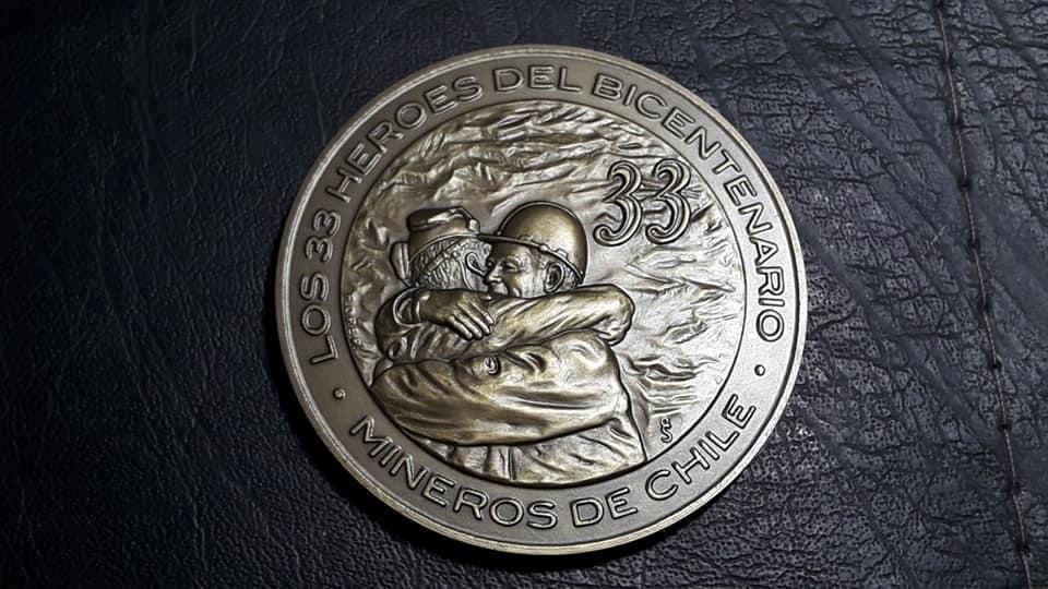 Un 05 de agosto de 2010 se produce el derrumbe en la Mina San José ⚒️ ubicada en la comuna de Caldera 🇨🇱 dejando a 33 mineros atrapados. En la imagen, medalla acuñada en bronce por la <a href="/casamonedacl/">Casa de Moneda de Chile</a> que conmemora el posterior rescate. #Numismática