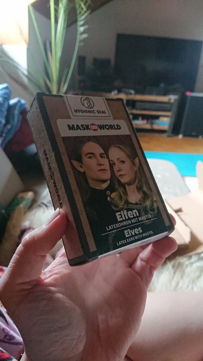 pascalwyvern's tweet photo. Oh, cool, @maskworld hat seine Verpackungen von Plastik auf Pappe umgestellt 😍 https://t.co/7v6hZe6ZH9