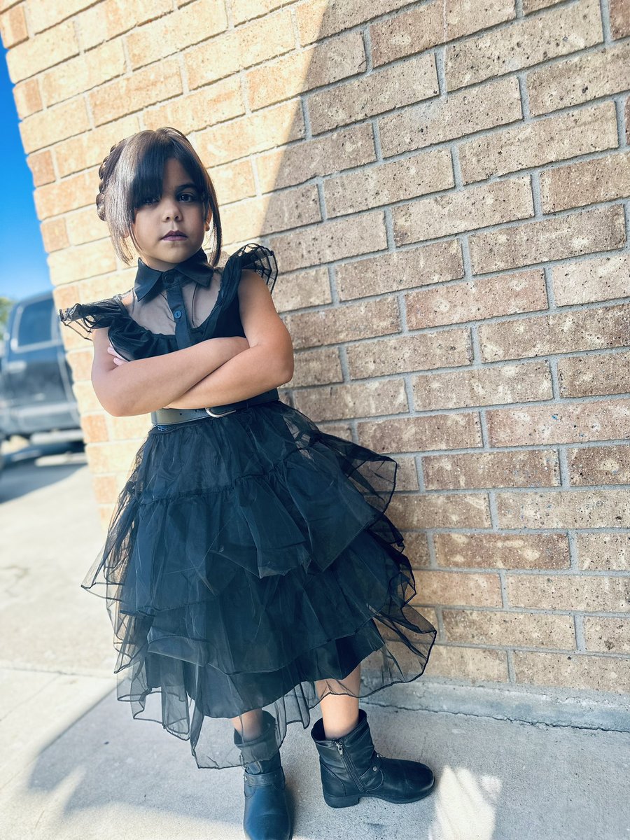 aileendl86's tweet photo. @jennaortegea my daughters cosplay for comicon of course needed to be her favorite person played by her favorite actress 🖤🖤#comicon #wednesdayaddams #jennaortega https://t.co/dinmmlfvxD