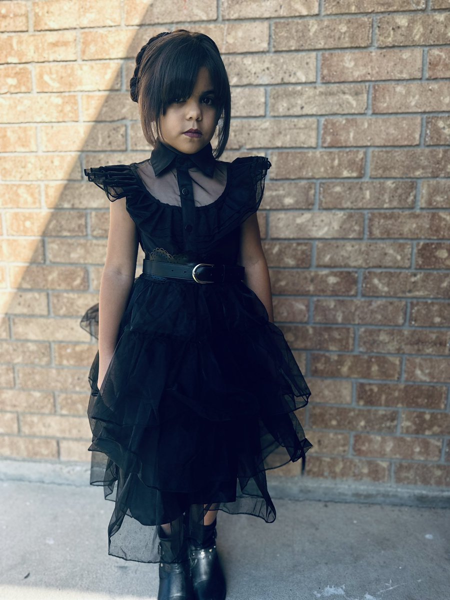 aileendl86's tweet photo. @jennaortegea my daughters cosplay for comicon of course needed to be her favorite person played by her favorite actress 🖤🖤#comicon #wednesdayaddams #jennaortega https://t.co/dinmmlfvxD