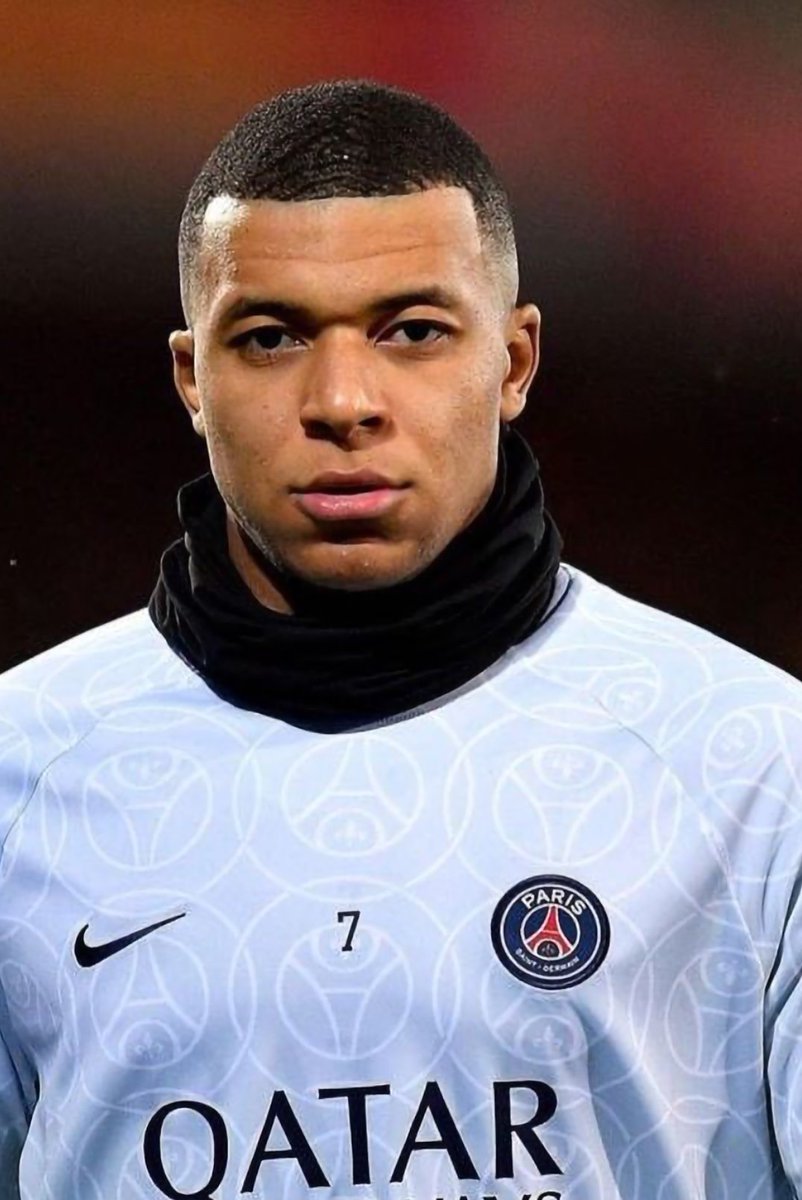 trunksRM7's tweet photo. Kylian Mbappé en los últimos meses/días:

-apoya públicamente a Vinicius jr en su lucha contra el racismo.
-hasta para comprar el pan en la esquina va de blanco.
-le envía una carta al Psg diciendo que no va a renovar.
-le vuelve a enviar esa carta al Psg para que quede claro.
-dice públicamente que el Psg es una ruina muy mal gestionada y que nunca ganara ahí el balón de oro.
-se va a miami a vacacionar con Vinicius jr.
-le apartan del equipo y se la pela
-no va a la gira de Japon
-le hacen ir a entrenar con los indeseables y sube foto sonriente, se la pela.
-rechaza 700M de Arabia Saudi.
-no quiere saber de ningún club de la premier.
-le filtra al periodista que es su amigo que sólo quiere Madrid.
-se toma foto con Rodrygo.

Este Mbappé si es mi Mbappé, no se le puede dejar solo.
