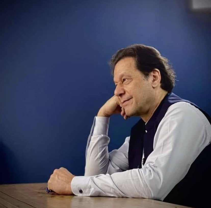 ZeekashB's tweet photo. ہم نے ایسے ہی نہیں تیری طرف داری کی
تُو علامت ہے میرے دیس میں خودداری کی
#پر_امن_ملک_گیر_احتجاج  #لندن_پلان_نامنظور #ChairmanPTI #ImranKhan https://t.co/8EEbMx3RjF