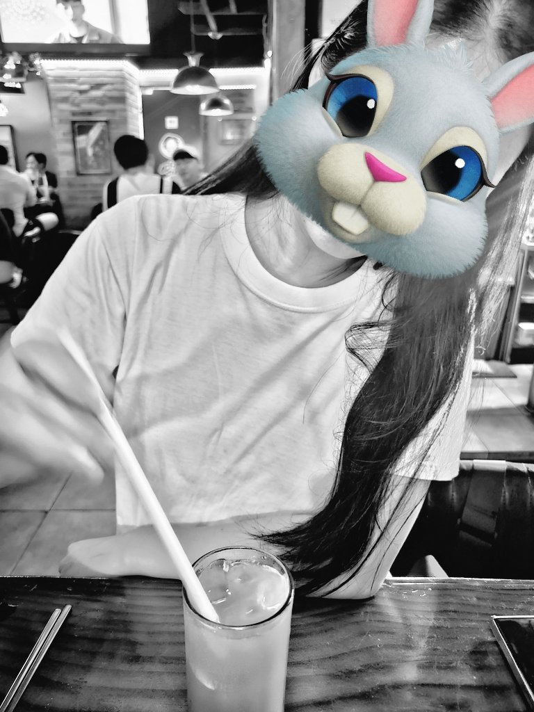 둘째땜시 나이트는 못가고 동네서 한잔하다  들어왔네요 ㅠㅠ
언제 자유로워질까요 ㅠ