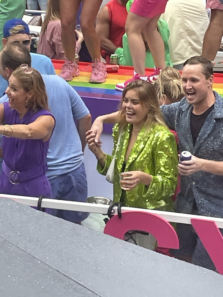 johanneke150's tweet photo. Kijk nou @MiesBee @anitaei #Amsterdam #AmsterdamPride https://t.co/YUyE6uwRb8