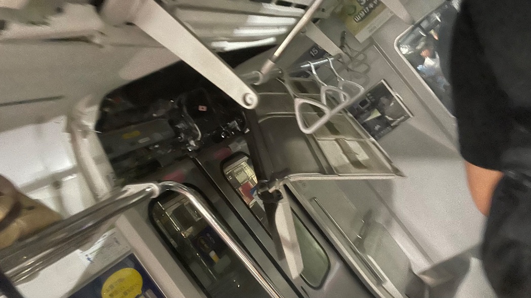ino_kou1121's tweet photo. 東海道線の車内です。マジで死ぬかと思った https://t.co/ZsgQKlJbhi