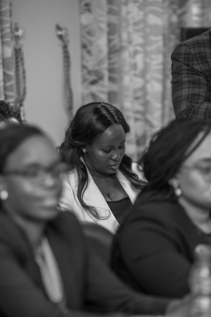 Honorée d’avoir reçu ce jeudi 03 août, des mains de Mme Erlyne Antonela Ndembet Damas, ministre de la Justice, Garde des Sceaux, mon attestation de participation aux ateliers de formation du programme de mentoring des #femmes en #politique.

#formation #droitsdesfemmes #gabon