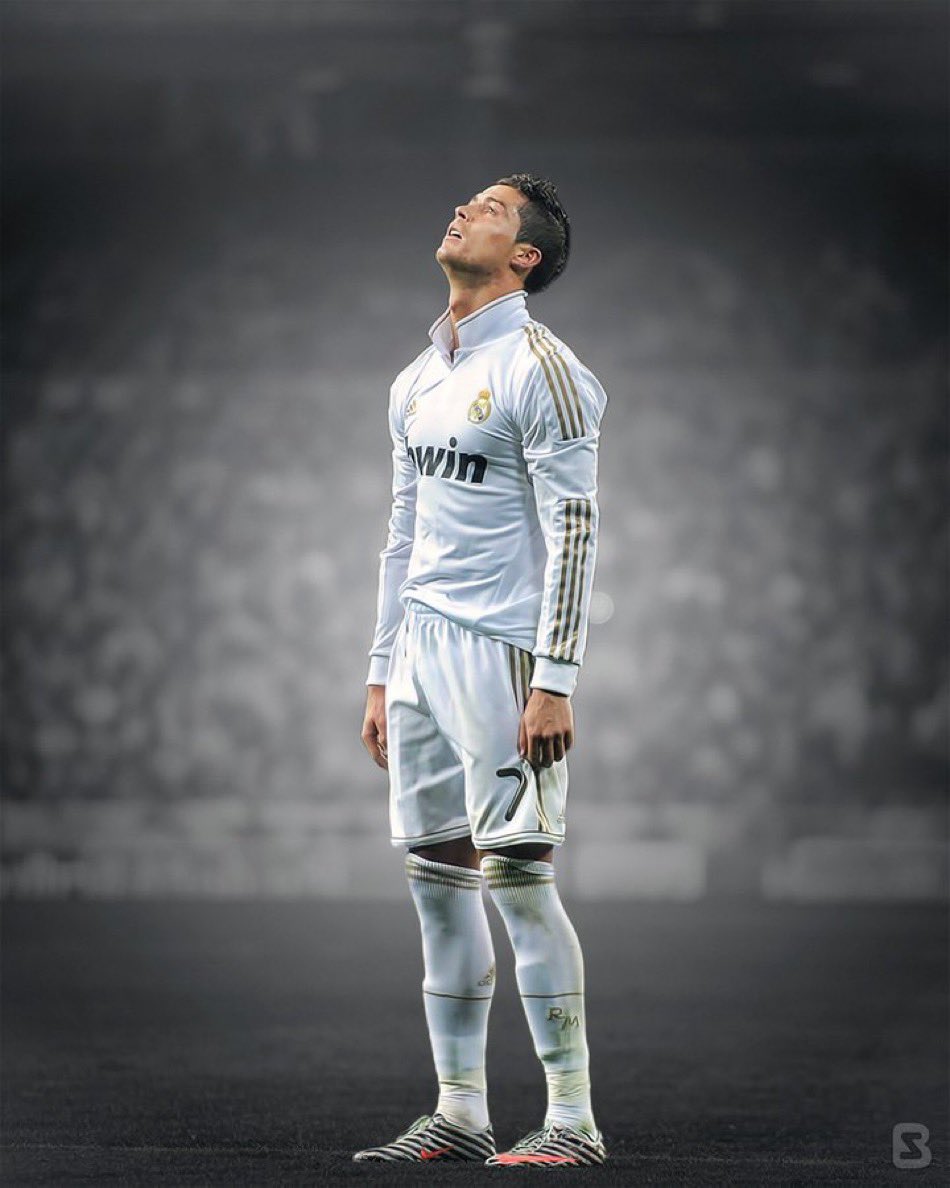 La camiseta blanca y dorada.

El cuello hacia arriba.

La cresta en el pelo. 

Las botas mercurial superfly CR7.

El prime del fútbol.

Take me back when I was younger 🥹🤍