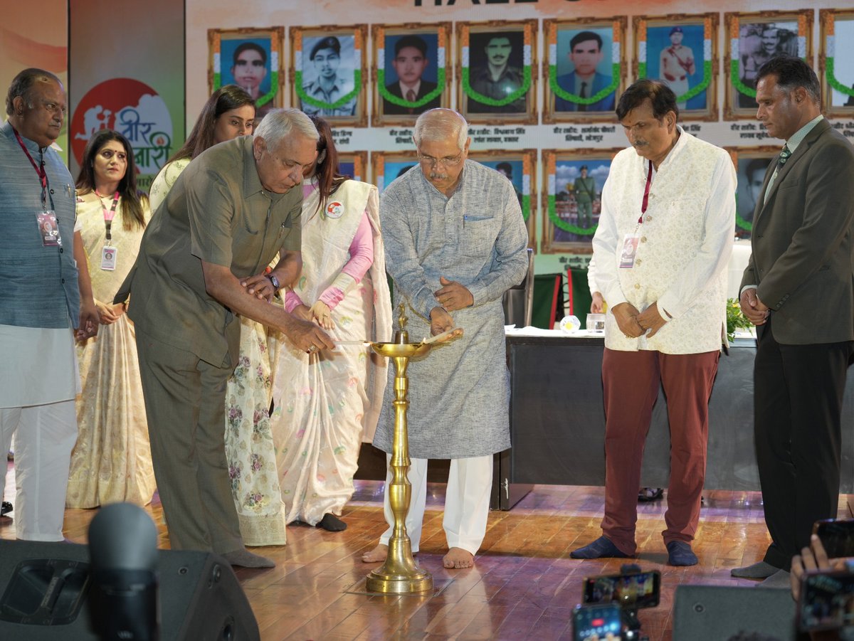 GovernorBihar's tweet photo. महामहिम राज्यपाल श्री राजेन्द्र विश्वनाथ आर्लेकर @rajendraarlekar ने ‘गुलमोहर मैत्री’ द्वारा पटना में आयोजित वीर नारी सम्मान समारोह में वर्ष 1971 के भारत-पाक युद्ध में शहीद सैनिकों की पत्नियों (वीर नारियों) को सम्मानित किया। इस अवसर पर उपस्थित लोगों को संबोधित करते हुए उन्होंने कहा कि सीमा पर आधारभूत संरचनाओं के विकास तथा सैन्य आधुनिकीकरण से सैनिकों का मनोबल बढ़ा है।