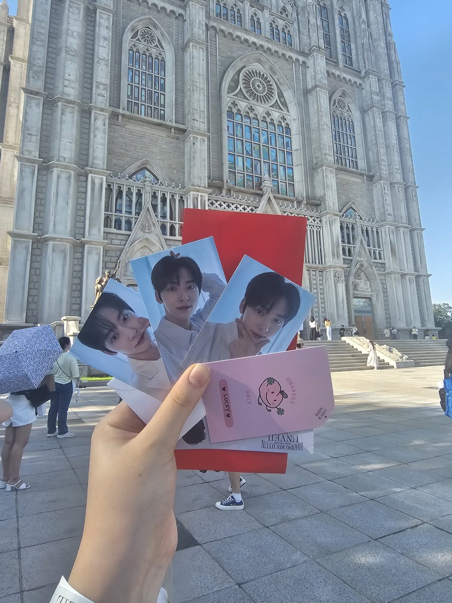 Always_my3701's tweet photo. <UNVEIL> IN SEOUL 둘째 날 🎤🐱
오랜만에 민현이 봐서 행복했어💛 https://t.co/szBpXum1JO