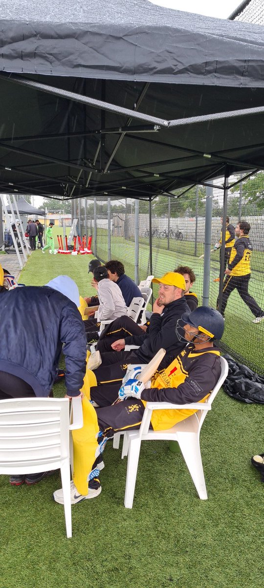 LJcricketer's tweet photo. Inmiddels hebben we een grotere tent gekregen. Tent bij de score begint drukker te worden. Windje steekt op. @KNCBcricket een warme koffie was lekker geweest. https://t.co/Fz62XN4Tep