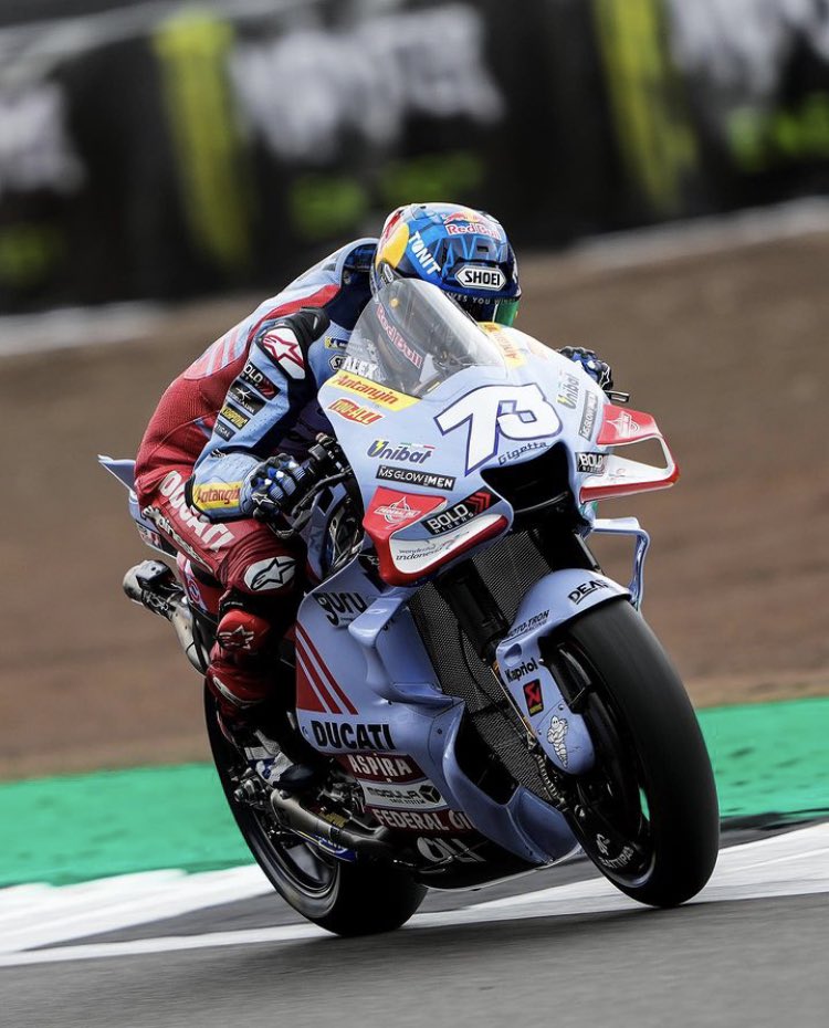 mtgpturkey's tweet photo. Alex Marquez sprint de olsa kariyerinin ilk MotoGP yarışını kazanıyor.
🏁Şampiyona için Bagnaia’ya karşı önemli puanlar toplayan Bezzechi ikinci sırada.
🏁Silverstone’un sefiri Vinales İngiltere’de yine podyuma çıkmayı başardı.
#BritishGP https://t.co/OMWFa2KHUr