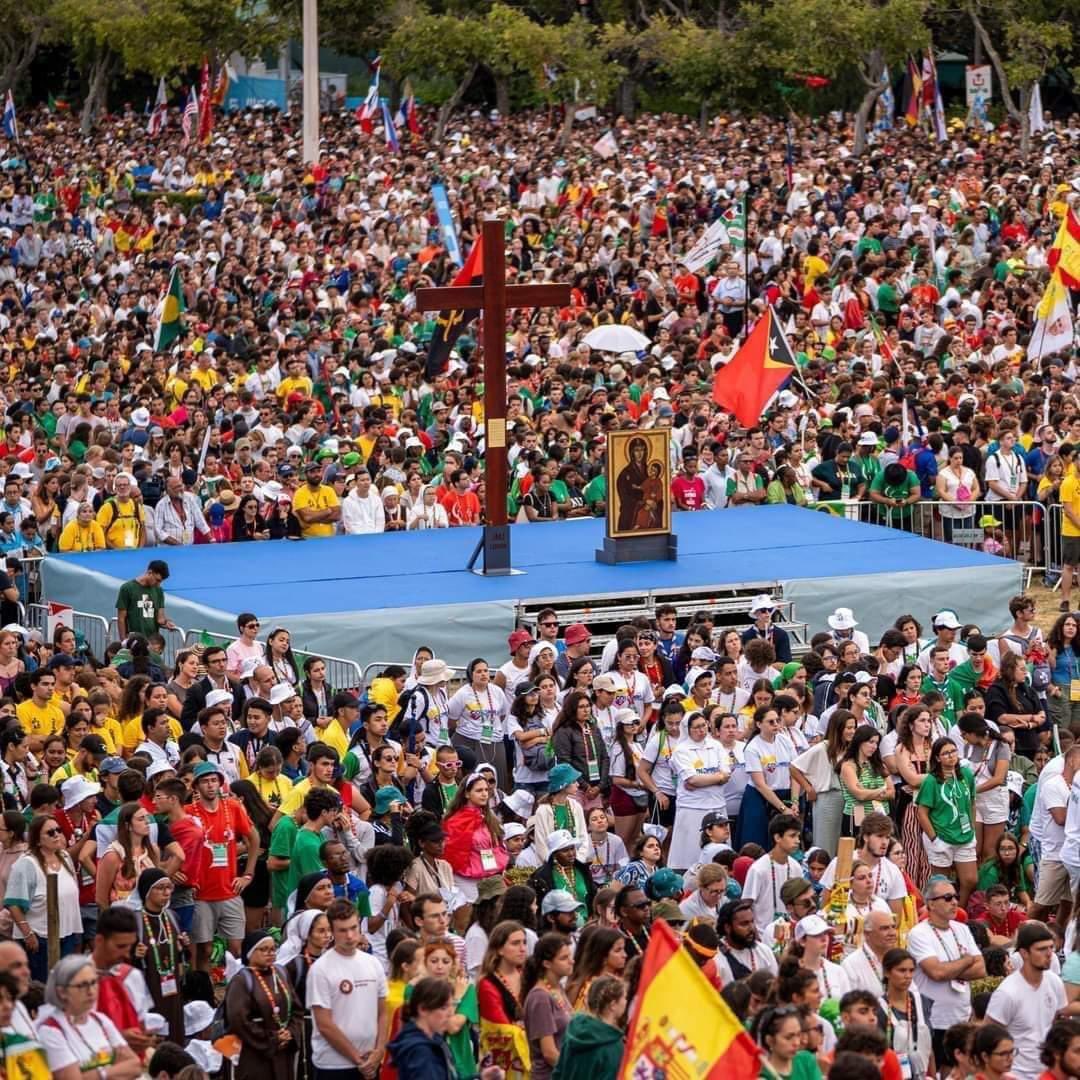 Sachinettiyil's tweet photo. Young Catholics: 

*Oppose Communism
*Love tradition
*Oppose wokeism
*Love and appreciate beautiful liturgy and arts
*Are Pro-life
*Believe that marriage is possible only between a man and a woman
*Are not afraid to proclaim the kingship of Jesus Christ 
*Are passionate to convert the entire world to Jesus Christ 

We are the future of the Church! 
#WorldYouthDay