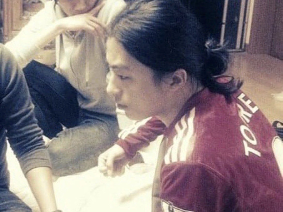 응답하라 2002
길 지나다닐 때마다
쓰레빠 직직 끌고 다니는 백수이웃오빠있음
항상 손에는 담배 아니면 커피가잇으며
고딩때 이름도 모르는데 먼저 인사해주길래
나도 걍 인사하며지냄
근데 대학 입학하고보니까 같은과 화석선배였음