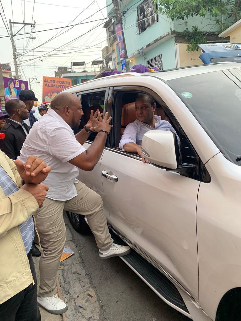 DilenMontero's tweet photo. ¿Que le decía al próximo presidente @AbelMartinezD en #SDOmarchaConABELyDilen?

"Así de grande va a ser el triunfo suyo y del PLD aqui en Santo Domingo Oeste y el país" 

@DilenRegidor - ¡A GANAR! 

#HagamosElCompromiso
#DilenMonteroRegidor https://t.co/BKzEGGq5IM