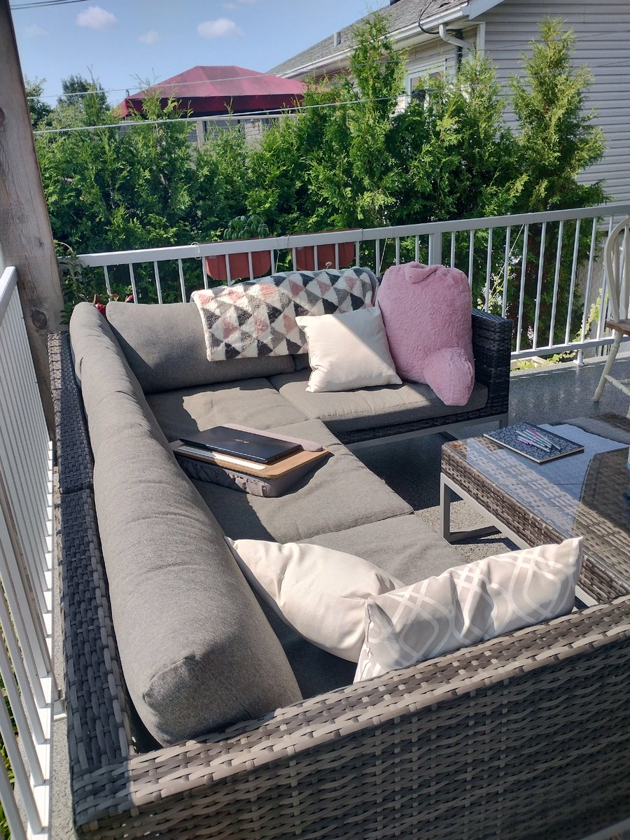 I have worked SO hard in the past couple years, depriving myself and saving only to get to where I am today : a cozy writing spot in a calm and peaceful backyard, surrounded by nature and love.

Today is such a precious and beautiful day.