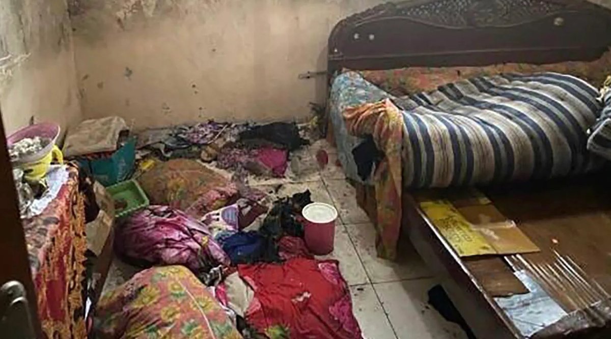 GossipRoomOff's tweet image. 🚨 C'est une horrible affaire qui secoue la #Russie. Vladimir Cheskidov, un homme de 51 ans, a comparu devant la justice pour avoir séquestré Ekaterina, une jeune femme de 19 ans, pendant 14 ans dans un "donjon" à son domicile de Smolina. 

L'homme vivait avec sa mère, 72 ans,…