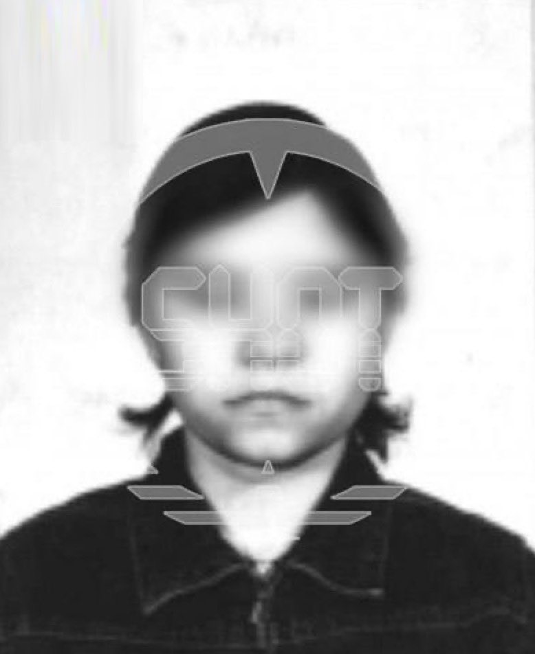 GossipRoomOff's tweet image. 🚨 C'est une horrible affaire qui secoue la #Russie. Vladimir Cheskidov, un homme de 51 ans, a comparu devant la justice pour avoir séquestré Ekaterina, une jeune femme de 19 ans, pendant 14 ans dans un "donjon" à son domicile de Smolina. 

L'homme vivait avec sa mère, 72 ans,…