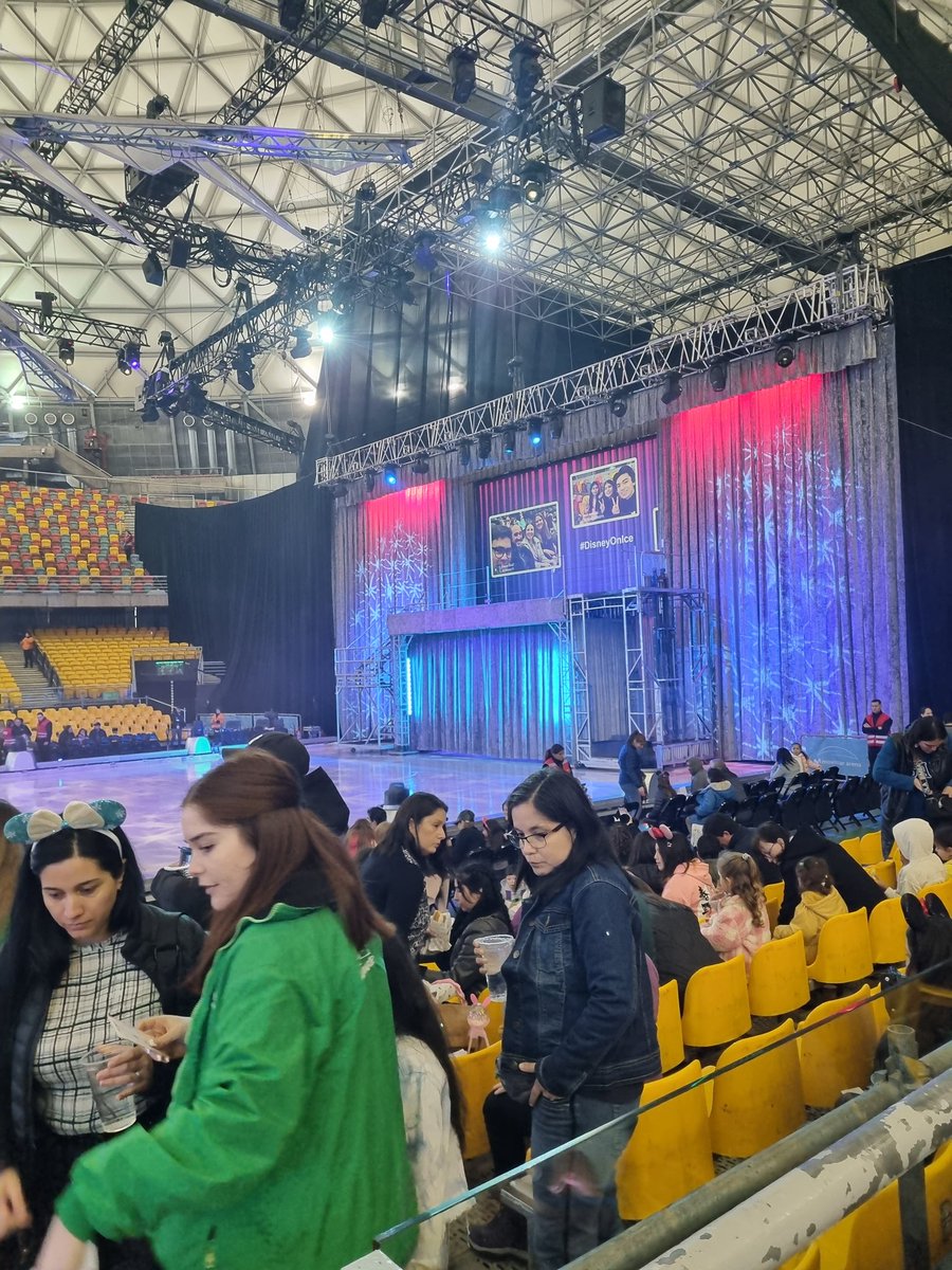 AndresRS's tweet photo. Hasta el momento deja mucho que desear esta versión de #DisneyOnIce No hay tienda oficial de merchandising puestos de venta de alimento con problemas de venta y precios a 5 minutos de empezar el evento aún siguen los problemas. @movistararena https://t.co/6dDYAmQYRe