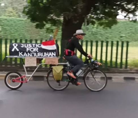 more80s's tweet photo. Kita sebagai supporter harusnya malu sama Pak Midun, yang sudah sepuh tapi rela berjuang demi sebuah keadilan 135 Supporter yang meninggal dalam tragedi kanjuruhan.

Sehat2 selalu pak midun, semoga diberi kelancar sampai tujuan.. amin.. https://t.co/YP7bUgYhjv