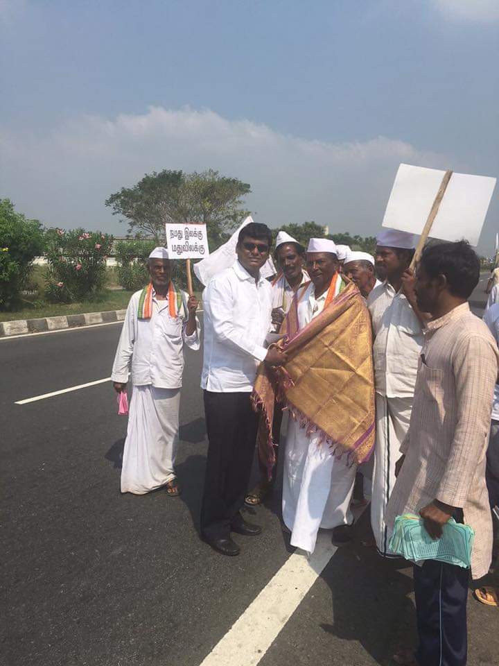 skpkaruna's tweet image. 2016 ஜனவரி ஒன்று. 

சென்னையில் கழகத் தலைவரை சந்தித்து புத்தாண்டு வாழ்த்து பெற்று ஊருக்குத் திரும்பிக் கொண்டிருந்தேன்.

மதுராந்தகம் அருகில் பத்து பதினைந்து பேர் சாலையில் நடந்து சென்று கொண்டிருந்தனர். அவர்களைக் கடக்கும்போது கவனித்ததில் ஐயா குமரி அனந்தன் பாதயாத்திரை சென்று…