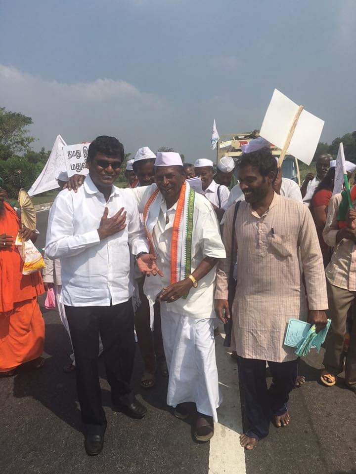 skpkaruna's tweet image. 2016 ஜனவரி ஒன்று. 

சென்னையில் கழகத் தலைவரை சந்தித்து புத்தாண்டு வாழ்த்து பெற்று ஊருக்குத் திரும்பிக் கொண்டிருந்தேன்.

மதுராந்தகம் அருகில் பத்து பதினைந்து பேர் சாலையில் நடந்து சென்று கொண்டிருந்தனர். அவர்களைக் கடக்கும்போது கவனித்ததில் ஐயா குமரி அனந்தன் பாதயாத்திரை சென்று…