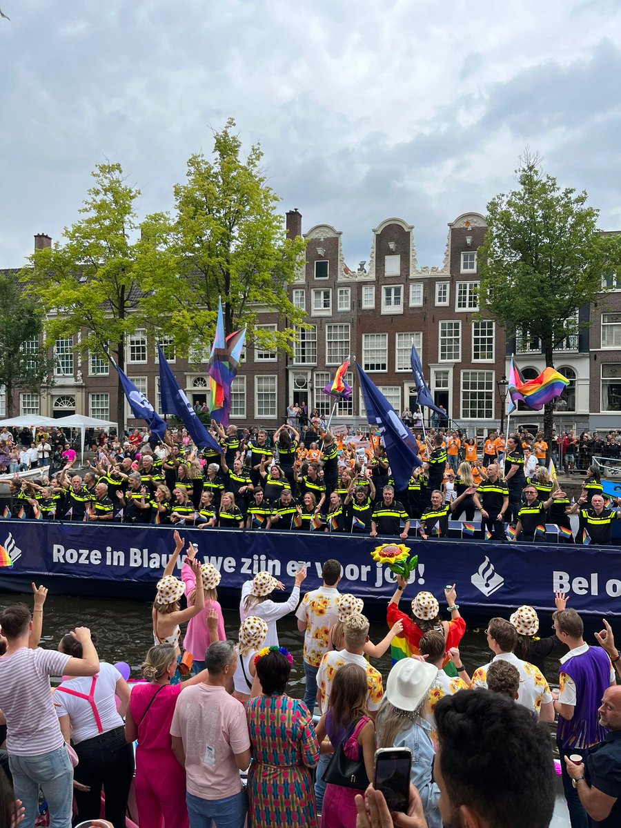 Ook dit jaar was er een politieboot. Het blijft nodig #YouAreIncluded #CanalParade