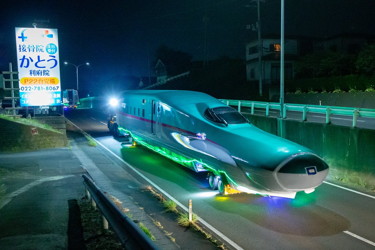 namida2289's tweet photo. 日立さんところのE5系U50編成
8月頭からの搬入で無事陸送完了しました！

U編成も50編成もなりました😳

港のサイロからお顔を出しているお月様
満月ではなかったですが、久々に大きいお月様でした！ https://t.co/RktFhooCWl