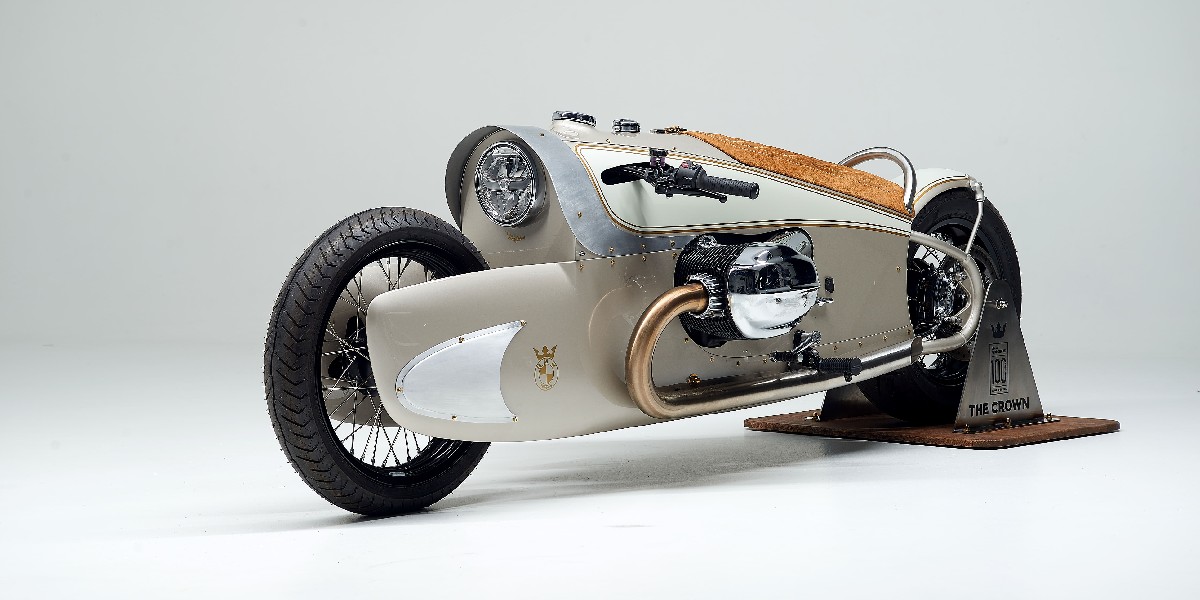 BMWMotorrad's tweet photo. Dirk Öhlerking did it again! This time with a stunning #BMWR18Custom named "The Crown". Elegance, power and style in one package for 100 years BMW Motorrad! 👑 

What is your favorite detail? #CustomBikeCheck

#MakeLifeARide #BMWR18 #CustomBike #NotForSale #Soulfuel #BMWMotorrad https://t.co/Fl1mw7vTd9