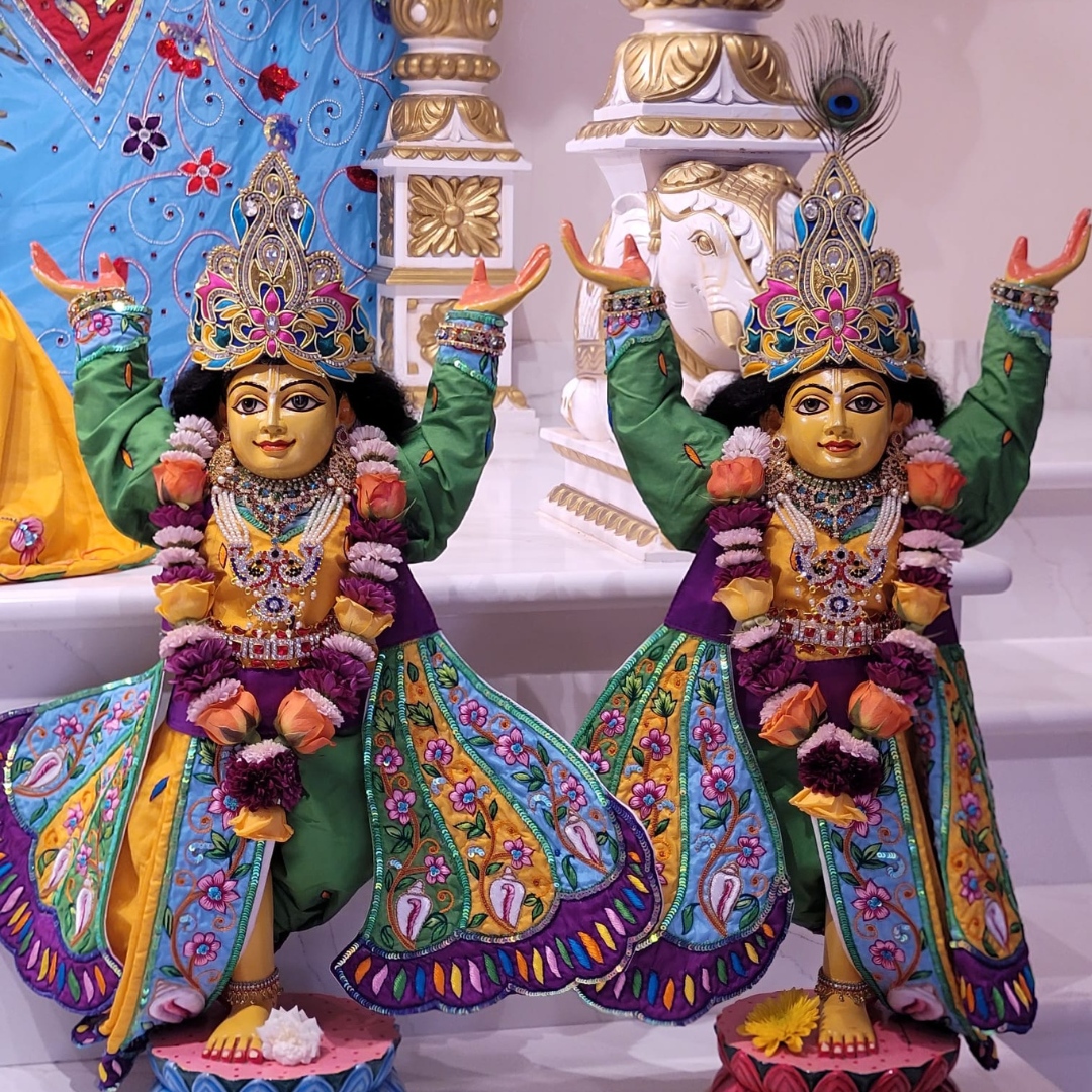 ihfboston's tweet photo. Sri Sri Radha Damodara, Sri Sri Gaura Nitai, Tulasi Maharani and Srila Prabhupada Darshan 

@India Heritage Foundation, Boston

#Darshan #Damodara #Radha #RadhaDamodara #Krishna #GauraNitai #Haribol #Prabhupada #hari #ISKCON #Ihfboston #shrewsbury #temple #spirituality https://t.co/YXqzQzK7Ap