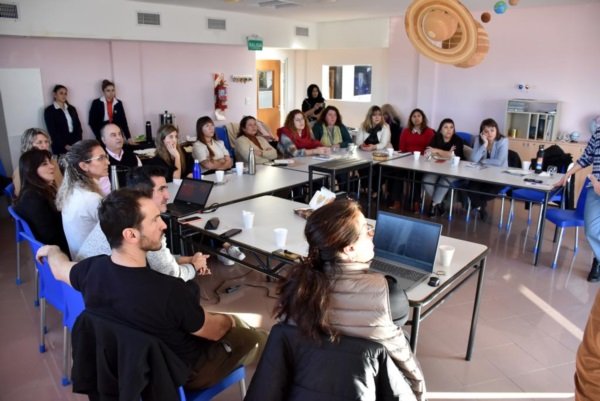 TrelewBureau's tweet photo. 📅En el marco del 3° Encuentro Prov. de Turismo de Reuniones en #Trelew, la Grta. del #EnTreTur, @monimontesrobe1, cuenta la importancia de la capacitación para enriquer el trabajo de los equipos técnicos, y para posicinar a cada destino como sede de #TurismoDeReuniones. 
(+) https://t.co/i29SUNQEW1