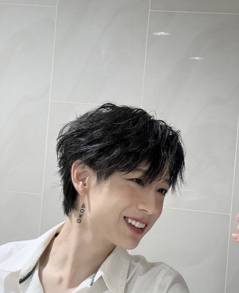 Freshhyu's tweet image. เรารู้จักกับช่างแต่งหน้ามุนักเขาบอกว่า
เน้กเป็นคนที่ทำการบ้านมาตลอด มีรายละเอียดมากๆ อันไหนโดนทีมเริ่มเพ่งเล็ง คือเค้ากลัวมันเยอะไปพี่ช่างกับมุก็จะปรึกษากันว่าเอาไงถ้าเน้กลุยพี่ลุยแล้วเน้กก็พูดมาประโยคนึงว่า ทำเลยพี่ ผมรู้ว่าแฟนคลับชอบอะไร คือเน้กใส่ใจแฟนคลับมากเลยอะ #NEXnattakit