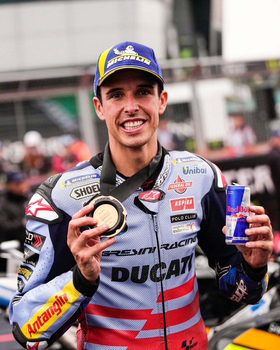 alexmarquez73's tweet photo. Primera victoria con @GresiniRacing 💪🏼 Gracias equipo!!! ❤️

#Alex73 #BritishGP https://t.co/7gIg51ebGF