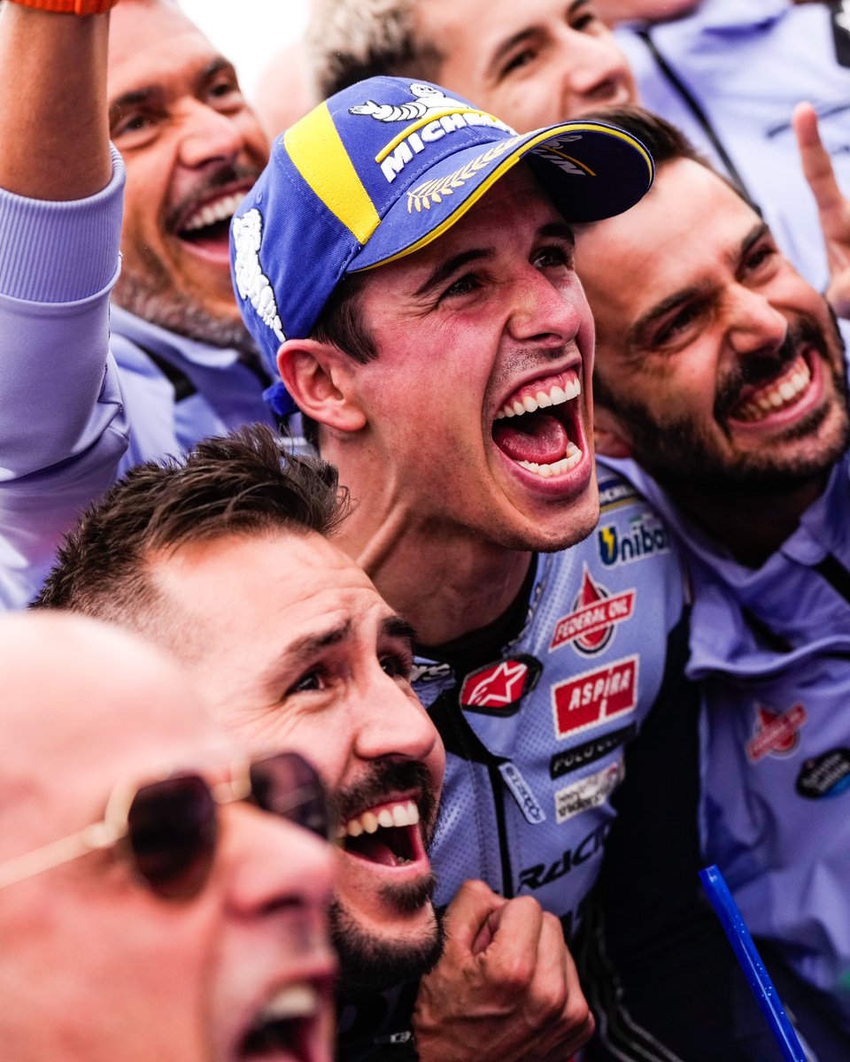 alexmarquez73's tweet photo. Primera victoria con @GresiniRacing 💪🏼 Gracias equipo!!! ❤️

#Alex73 #BritishGP https://t.co/7gIg51ebGF