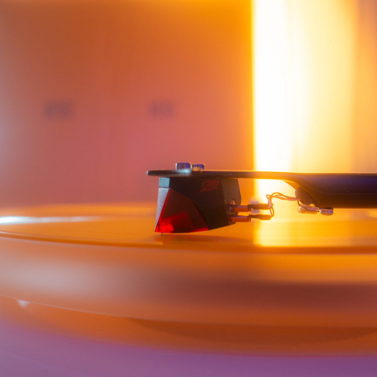 Mens van <a href="/wendesnijders/">wende</a> op de platenspeler. Nog even proberen grijs te draaien voordat Sterrenlopen uitkomt volgende maand! 💛