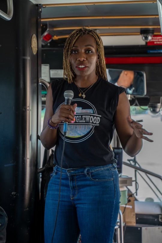 Ms_ShanahB's tweet photo. There are so many aspects of community development. Yes, there are plenty of nice parties and "fancy" dinners, but we also roll up our sleeves and host trolley tours of historic neighborhoods. Get involved! Learn how with @nhschicago 
 #communitydevelopment #homeownership https://t.co/E73aJIOnX2