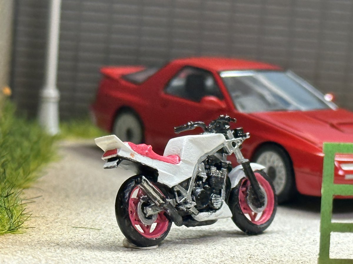 HsNawo's tweet photo. ハルちゃん　の　CBR400F

#ト��カ
#ホットウィール
#164scale https://t.co/HZuQiodtG3