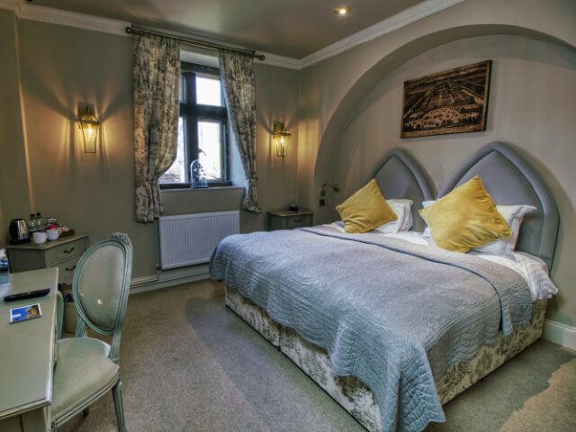 Treat your one and only to a last-minute getaway this August and indulge in bottle of prosecco in your room on arrival 🍾🥂 Package starts from just £109.00 in a courtyard classic room🛏️, Book your SUMMER BREAK 😎 now >> bit.ly/44kYFc4