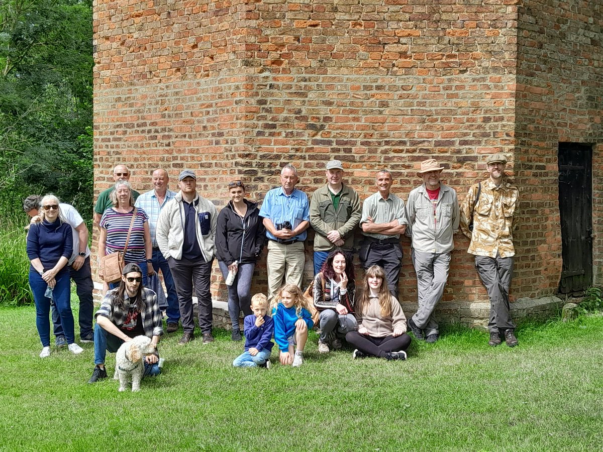 ChrisHJones1's tweet photo. Great to host a gathering at #Ickwell Reserve of #landrovers  (Land Rover Series One Club)plus a Rover P9. Only one drawback mine is in the garage! https://t.co/XVoSJWVSco