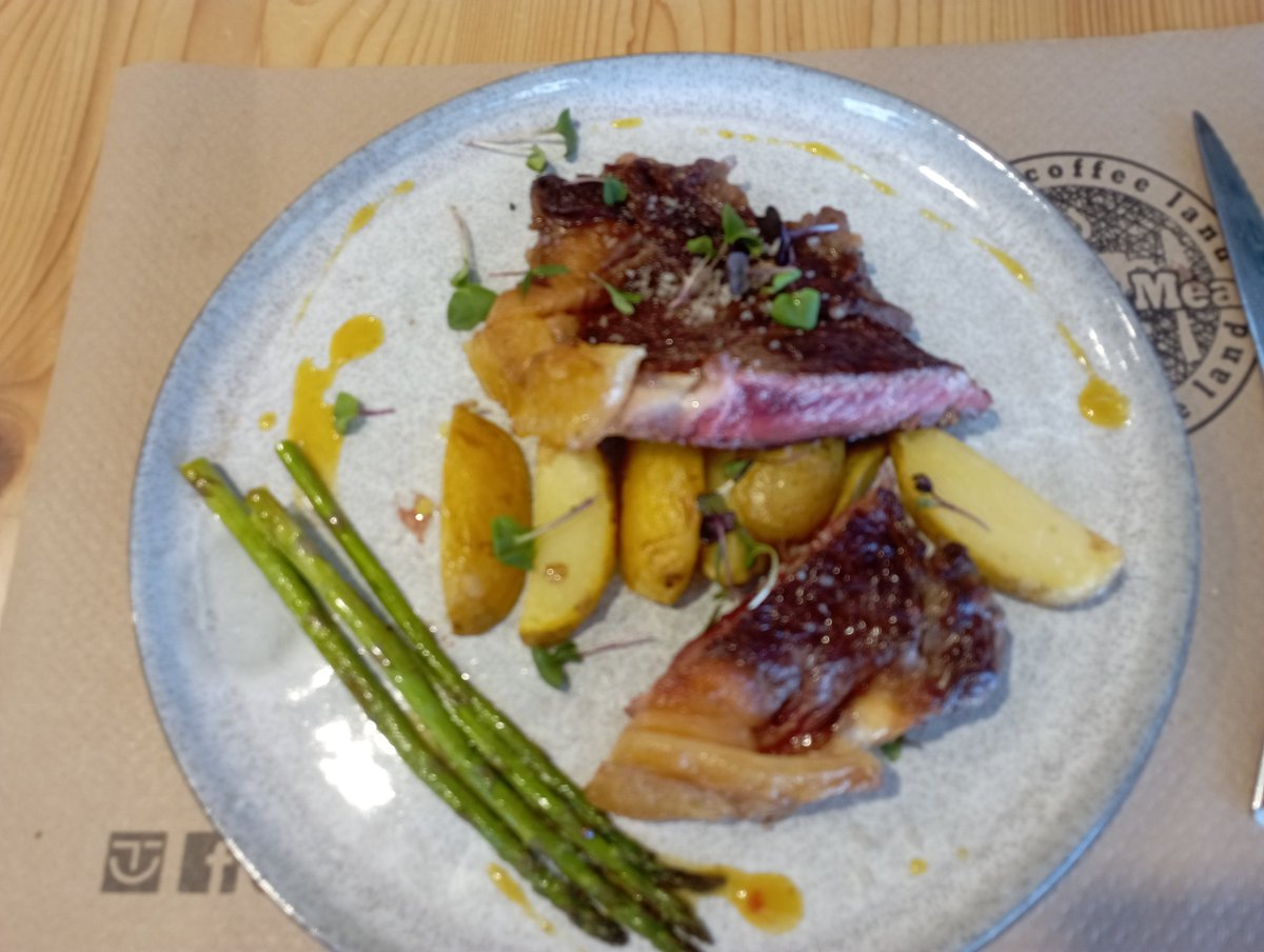 MontesdeBoado's tweet photo. Entrecot de vaca  de 7 anos de #cachena da nosa granxa no coffe&amp;meal de Nigrán..un pequeno placer para despois da praia..ou antes!! 🥩🤤🏖️ https://t.co/4J7EfrONIy
