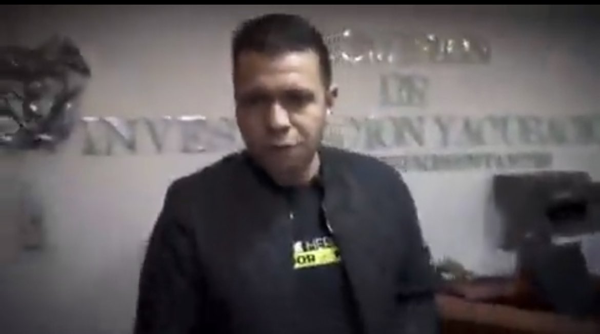 DanielMonroyH's tweet photo. Ayer decía que la denuncia de Jota Pe era para leerla y reírse a carcajadas. Hoy me ratifico en eso, el show man del congreso volvió a hacer el ridículo y es claro que no es el "Senador del pueblo" si no una ficha más del uribismo. 🤡

Me tiene bloqueado ¿Se lo hacen llegar? https://t.co/BoHDocfexo
