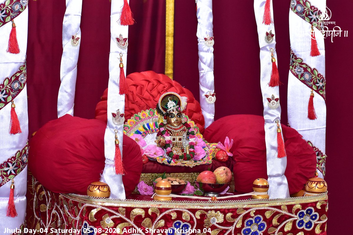 ShriHariMandir's tweet photo. ।। अच्युतानन्त हे माधवाधोक्षज द्वारकानायक द्रौपदीरक्षक ।।
द्रौपदीके रक्षक, द्वारिकाके नायक, द्विवर्ण वस्त्रसे सुशोभित झूलामें विराजमान माधवको हमारा प्रणाम हैं।
@PPBhaishri
@sandipanipbr
#Day_04
#Jhula_2023
#HindolaUtsav
#ShriHariMandir
#SandipaniVidyaniketan
#PujyaBhaishri https://t.co/xD33TdQu7h