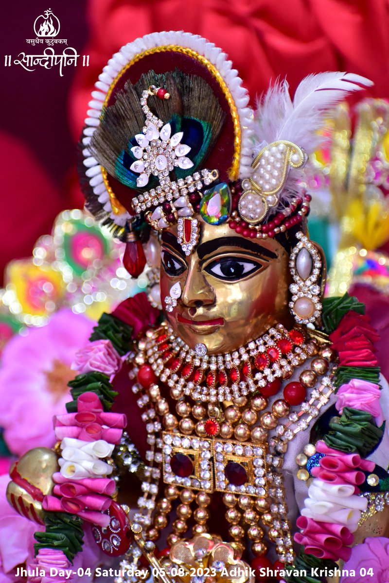 ShriHariMandir's tweet photo. ।। अच्युतानन्त हे माधवाधोक्षज द्वारकानायक द्रौपदीरक्षक ।।
द्रौपदीके रक्षक, द्वारिकाके नायक, द्विवर्ण वस्त्रसे सुशोभित झूलामें विराजमान माधवको हमारा प्रणाम हैं।
@PPBhaishri
@sandipanipbr
#Day_04
#Jhula_2023
#HindolaUtsav
#ShriHariMandir
#SandipaniVidyaniketan
#PujyaBhaishri https://t.co/xD33TdQu7h